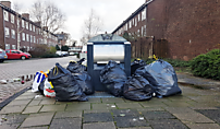 Afval dat naast de container is gedumpt. (foto RBF)