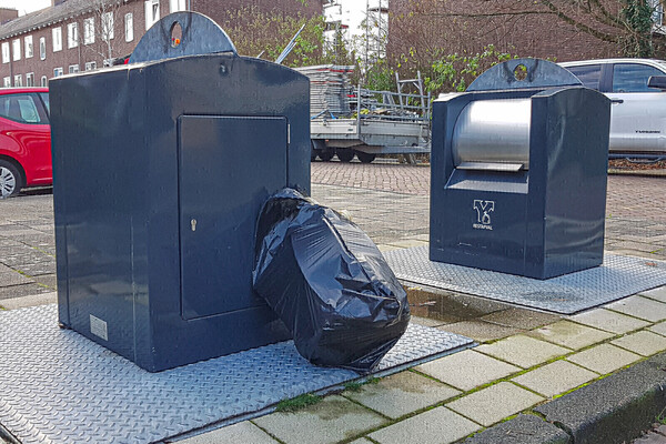 Afval dat naast de container is gedumpt. (foto RBF)