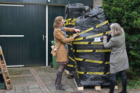 Joanne van der Leun (li) en Marjolein Fontijne pakken de eerste leveringing uit. (foto: RBF)