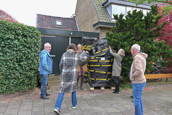 Eerste regentonnen geleverd. (foto: RBF)
