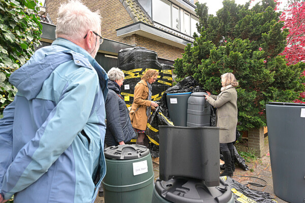 Eerste regentonnen geleverd. (foto: RBF)
