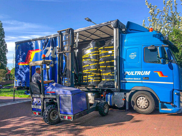 Tweede levering: 22 regentonnen!  (foto Marjolein Fontijne)