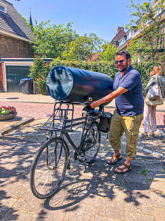 Tweede levering: 22 regentonnen! (foto Marjolein Fontijne)