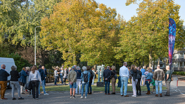 Molecular onder belangstelling van 60 buurtbewoners en genodigdenonthuld. (foto RBF)