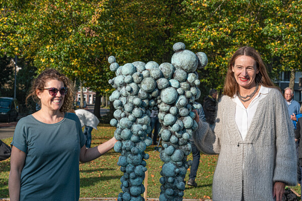 Fleur van den Berg (l) en Fleur Spijker aan weerszijde van Molecular. (foto RBF)