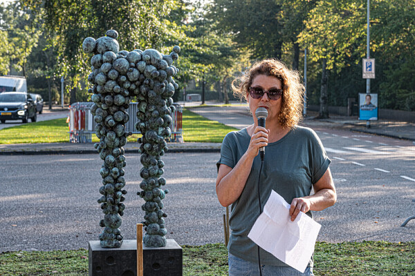 Kunstenaar Fleur van den Berg: 'De proessoren inn deze wijk inspireerden mij tot deze vormgeving.' (foto RBF)