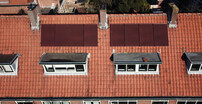Rode panelen op rode daken