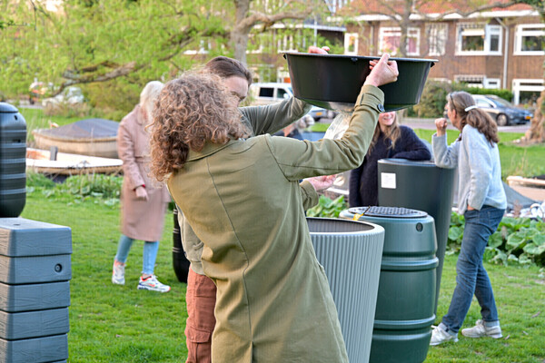 'Ieder huis een regenton' sluit af met levering 24 regentonnen. (foto RBF)