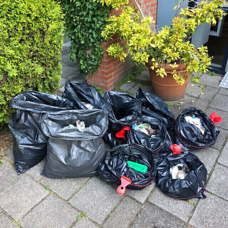 De oogst was zakken vol met bonnetjes, peuken, blikjes, plastic, fietssloten en mondkapjes. (foto Marjolein Fontijne)