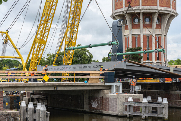 Plaatsing brugdek Wilhelminabrug. (foto's RBF)