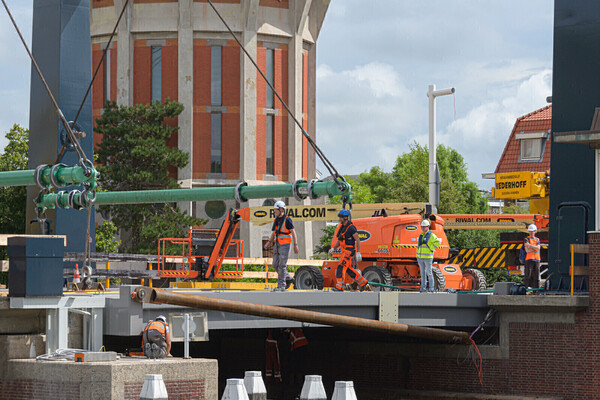 Plaatsing brugdek Wilhelminabrug. (foto's RBF)
