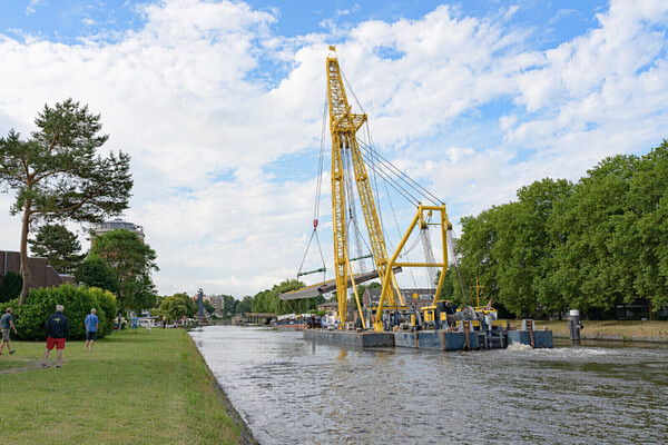 Plaatsing brugdek Wilhelminabrug. (foto's RBF)