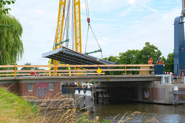 Plaatsing brugdek Wilhelminabrug. (foto's RBF)