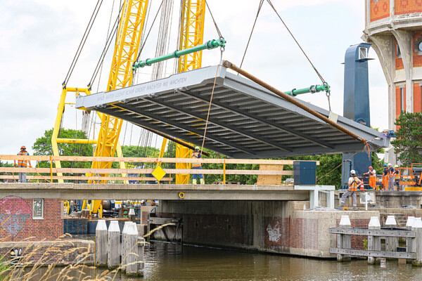 Plaatsing brugdek Wilhelminabrug. (foto's RBF)