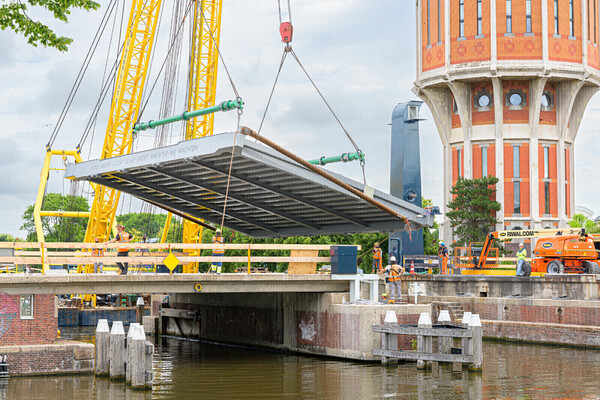 Plaatsing brugdek Wilhelminabrug. (foto's RBF)