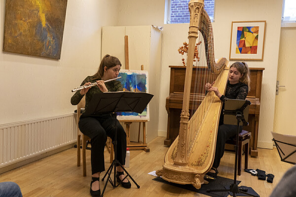 1. Optreden Merle & Sarah van der Lijke. (foto Dick Bruinsma)