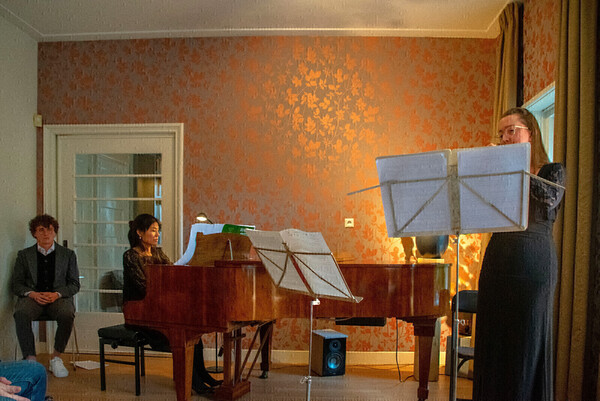 9. Optreden.  Esther van der Ploeg, hobo, Yukiko Hasegawa, piano en Rens van Hoogdalem, verteller. (foto Petra Belt)