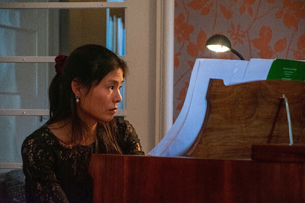9. Optreden.  Esther van der Ploeg, hobo, Yukiko Hasegawa, piano en Rens van Hoogdalem, verteller. (foto Petra Belt)