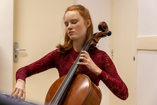1. Optreden Merle & Sarah van der Lijke. (foto Dick Bruinsma)