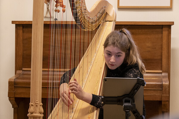 1. Optreden Merle & Sarah van der Lijke. (foto Dick Bruinsma)