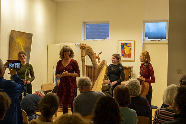 1. Optreden Merle & Sarah van der Lijke. (foto Dick Bruinsma)