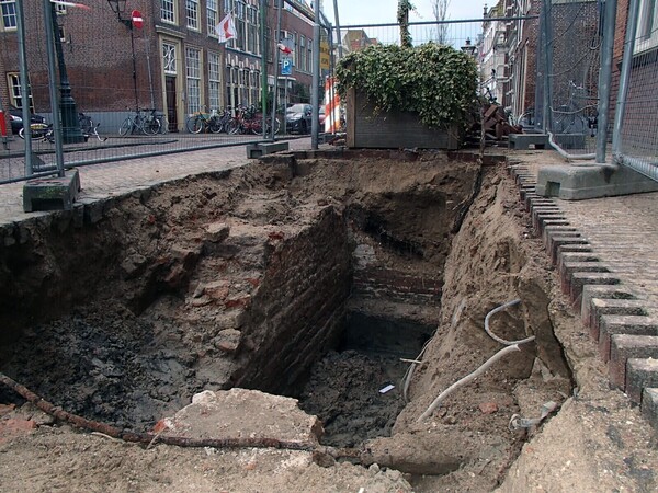 Plaatsing afvalcontainers legt oudste lagen van Leiden bloot