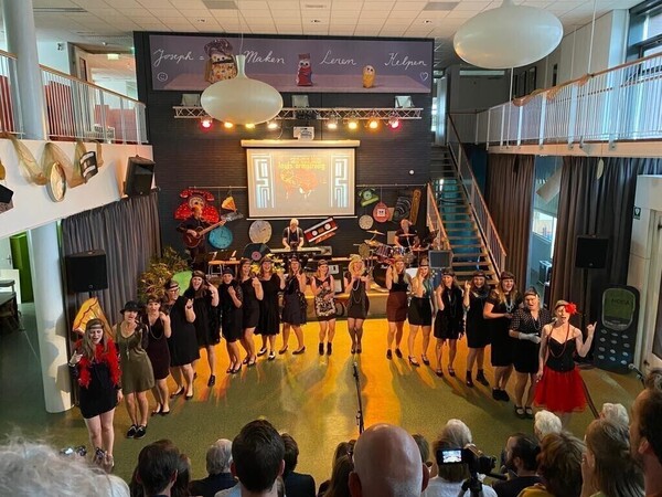 Vrolijk concert voor 75-plussers van koor The Keys!