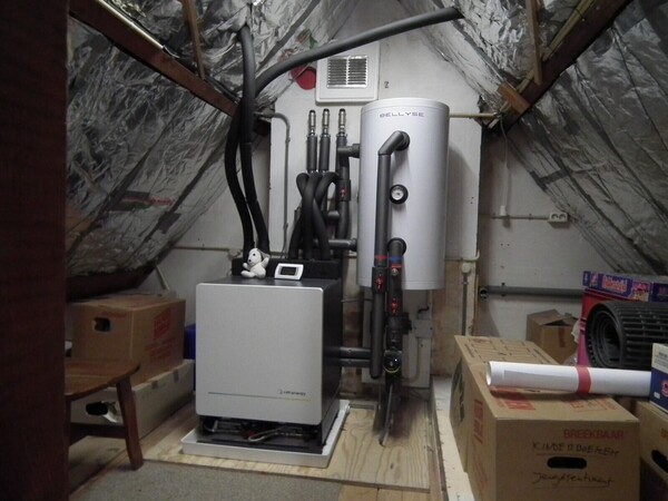 Floris Wouterlood: De warmtepomp ('de octopus'). Witte cilinder is het 50-liter buffervat voor cv. / Floris Wouterlood: The heat pump ('the octopus'). White cylinder is the 50-liter buffer tank for central heating.