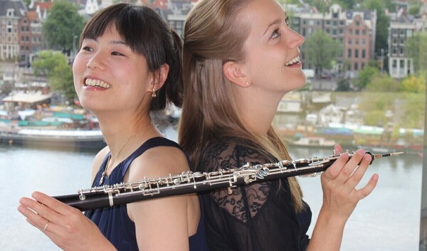 Esther van der Ploeg (r) met pianiste Yukiko Hasegawa 