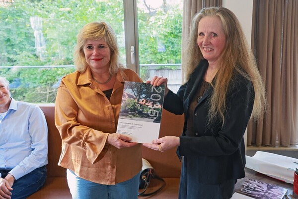 Blîde Duk van de werkgroep Duurzaam Profburgwijk bied het rapport aan wethouder Yvonne van Delft. Foto: Rob Versteegen