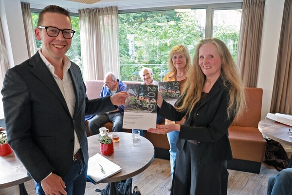 Blîde Duk van de werkgroep Duurzaam Profburgwijk bied het rapport aan  voorzitter van de wijkvereniging Sander La Grauw. Foto: Rob Versteegen