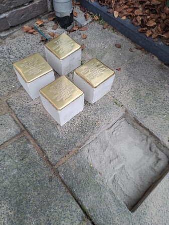 Plaatsing Stolpersteine / Placement of Stolpersteine ​​