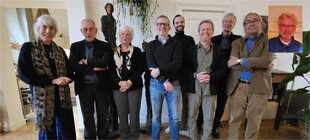 De nieuwe werkgroep Wijkgeschiedenis: vlnr Simone Akerboom, Hans Blom, Mirjam de Bruijn, Joost Dieleman, Pim Thijssen, Thomas van Duin, Wido La Heij en Buck Goudriaan.  Alwien Bogaart ingevoegd - niet aanwezig voor de groepsfoto).
