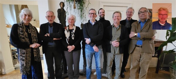 De nieuwe werkgroep Wijkgeschiedenis: vlnr Simone Akerboom, Hans Blom, Mirjam de Bruijn, Joost Dieleman, Pim Thijssen, Thomas van Duin, Wido La Heij en Buck Goudriaan.  Alwien Bogaart ingevoegd - niet aanwezig voor de groepsfoto).