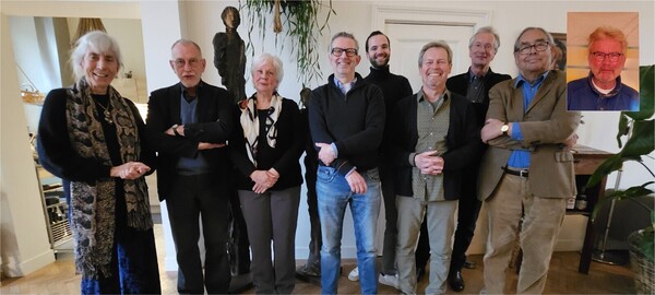 De nieuwe werkgroep Wijkgeschiedenis: vlnr Simone Akerboom, Hans Blom, Mirjam de Bruijn, Joost Dieleman, Pim Thijssen, Thomas van Duin, Wido La Heij en Buck Goudriaan.  Alwien Bogaart ingevoegd - niet aanwezig voor de groepsfoto).