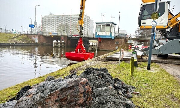 Image: Rijnland Route - Baggeren oude resten Lammebrug in Rijn-Schiekanaal
