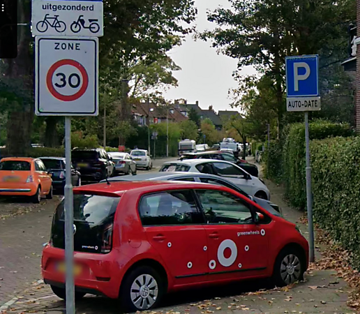 Foto: Eén van de bestaande deelautoplaatsen (Google Streetview) / Photo: One of the existing shared car spaces (Google Streetview)