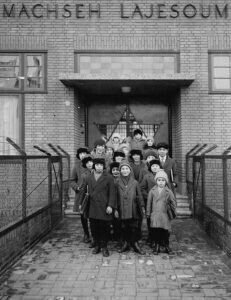 Een groep van 50 kinderen en negen personeelsleden werd weggevoerd, via Westerbork naar Polen. De meesten werden moord in Sobibor / A group of 50 children and nine staff members were taken away, via Westerbork to Poland. Most of them were murdered in Sobibor. 