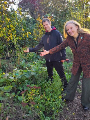Wijkgenoot Blîde Duk & Jelmer Wagenaar bij de nieuwe boom