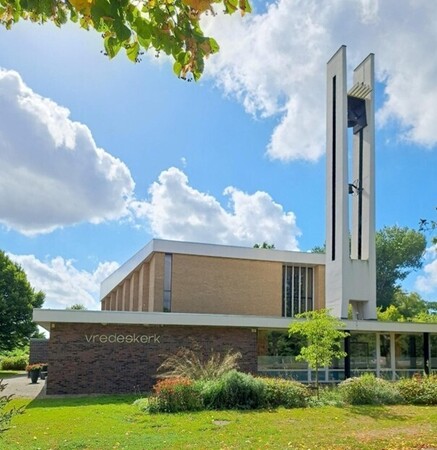 De feestelijke opening van de Vredeskerk was op donderdagavond 2 september 1965. 