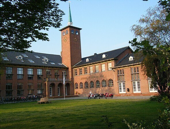 Het Stedelijk Gymnasium in Leiden is een van de oudste scholen van Nederland / The Municipal Gymnasium in Leiden is one of the oldest schools in the Netherlands.