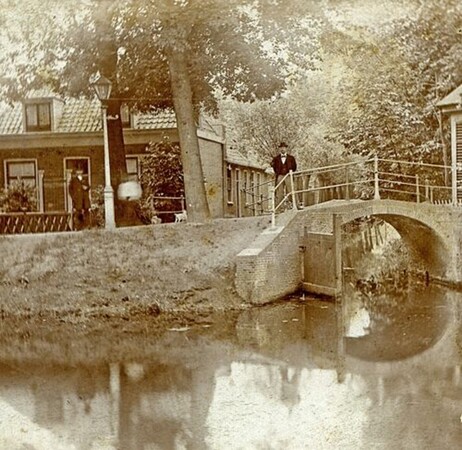 Op de foto uit ca. 1875, genomen vanuit het centrum van Leiden, het huis hoek Zoeterwoudsesingel 29 met het Filosofenpad en rechts de Filosofensloot. Aan de rechterkant van de foto is nog net zichtbaar de theekoepel van het buiten Zuiderwijk.  Bron: Beeldbank HVOL Leiden 