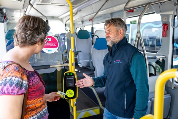 Eropuit met de nieuwe OV-pas / Get out and about with the new OV-pass (public transport pass)