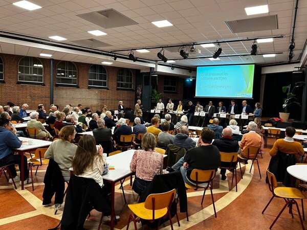 Politiek Debat groot succes! / Political Debate a Great Success!