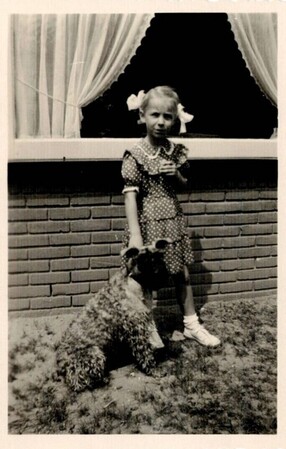 Alice voor het ouderlijk huis aan de Thorbeckestraat 37 - Uit de fotocollectie van Dhr. Tieleman en Mevr. Tieleman – van der  Kwaak