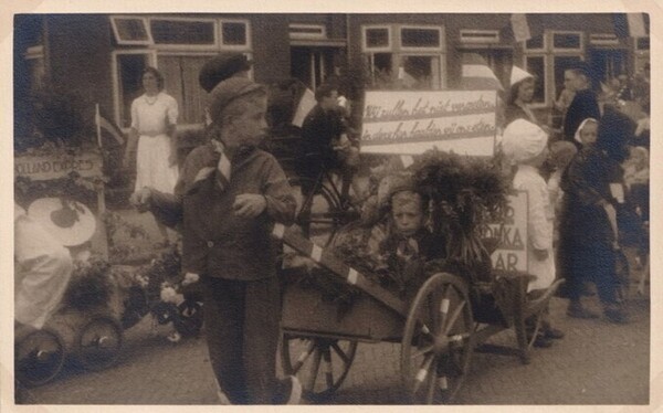 Kindertoptocht tijdens het bevrijdingsfeest in 1946. Herinnering aan het eten halen in de oorlog. Foto waarschijnlijk genomen in de Thorbeckestraat. Uit de fotocollectie van Dhr. Tieleman