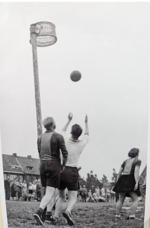 Actiefoto van de korfbalvereniging Pernix op sportveld aan de Verdamstraat. Uit de fotocollectie van Dhr. Tieleman en Mevr. Tieleman – van der Kwaak