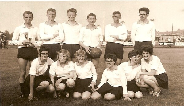 Teamfoto van het eerste team van korfbalvereniging Pernix. Tiel staand achterste rij derde van links, Alice zittend onderste rij tweede van rechts. Uit de fotocollectie van Dhr. Tieleman en Mevr. Tieleman – van der Kwaak