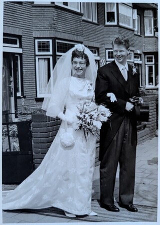 Alice en Ton Tieleman bij hun huwelijk in 1966 voor de Thorbeckestraat nummer 37