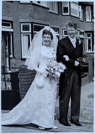 Alice en Ton Tieleman bij hun huwelijk in 1966 voor de Thorbeckestraat nummer 37